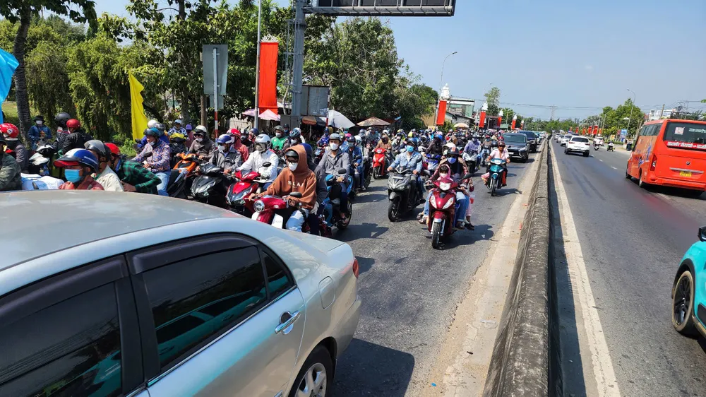 Ngày cuối kỳ nghỉ tết: Cửa ngõ miền Tây kẹt cứng, phương tiện nối đuôi chờ qua cầu Rạch Miễu