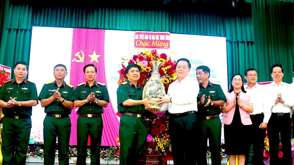 Đồng chí Nguyễn Trọng Nghĩa thăm, chúc mừng Bệnh viện Quân y 120