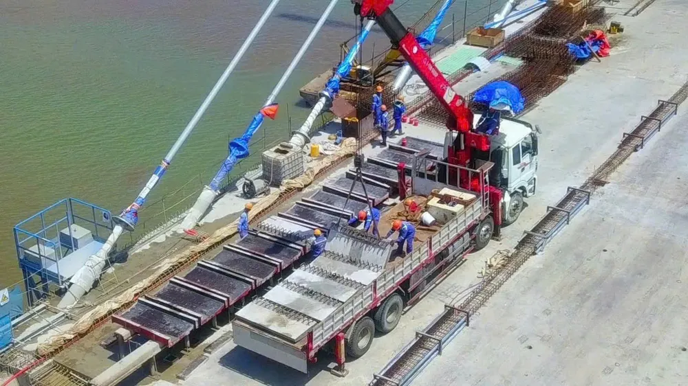 Hơn 400 kỹ sư, công nhân thi công cầu Rạch Miễu 2 xuyên lễ 30-4