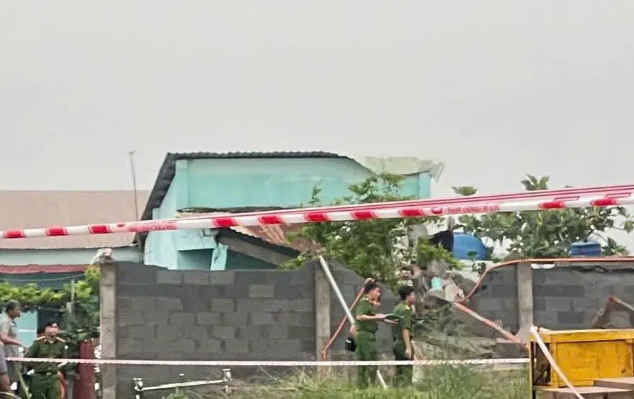 Long An: Mưa lớn gây sập tường rào khiến 2 bà cháu tử vong 