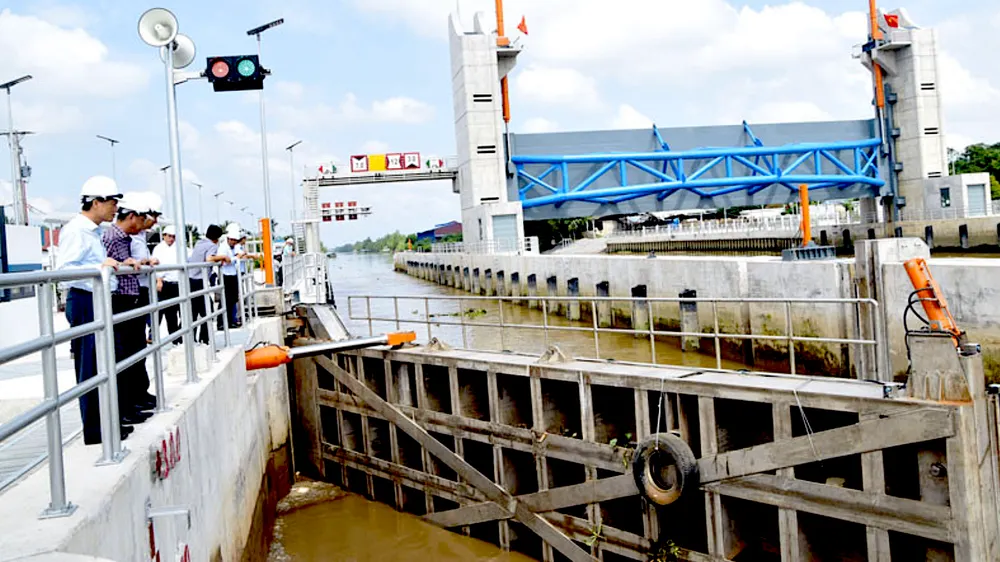 Vận hành công trình thủy lợi ngăn triều cường, ngập lụt tại Đồng Tháp