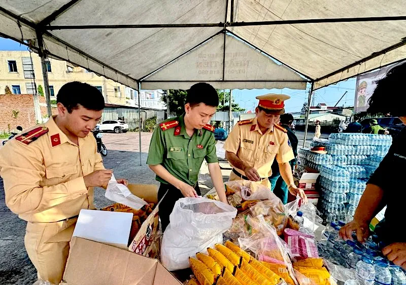 Cảnh sát giao thông Đồng Tháp tiếp sức người dân về quê đón Tết Dương lịch
