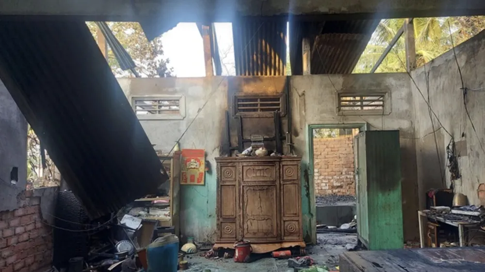 Bị la rầy, cháu làm bom xăng đốt nhà ông ngoại 