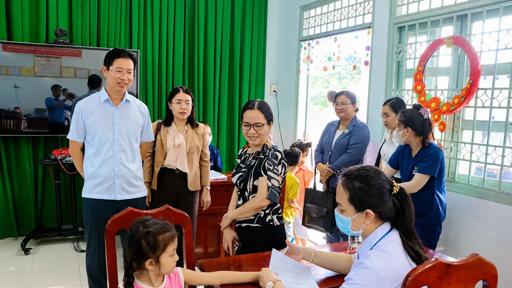 Phó Chủ tịch UBND tỉnh Đồng Tháp Huỳnh Minh Tuấn giám sát công tác triển khai tại Trường Mầm non Tịnh Thới, phường Cao Lãnh. Ảnh: Việt Tiến