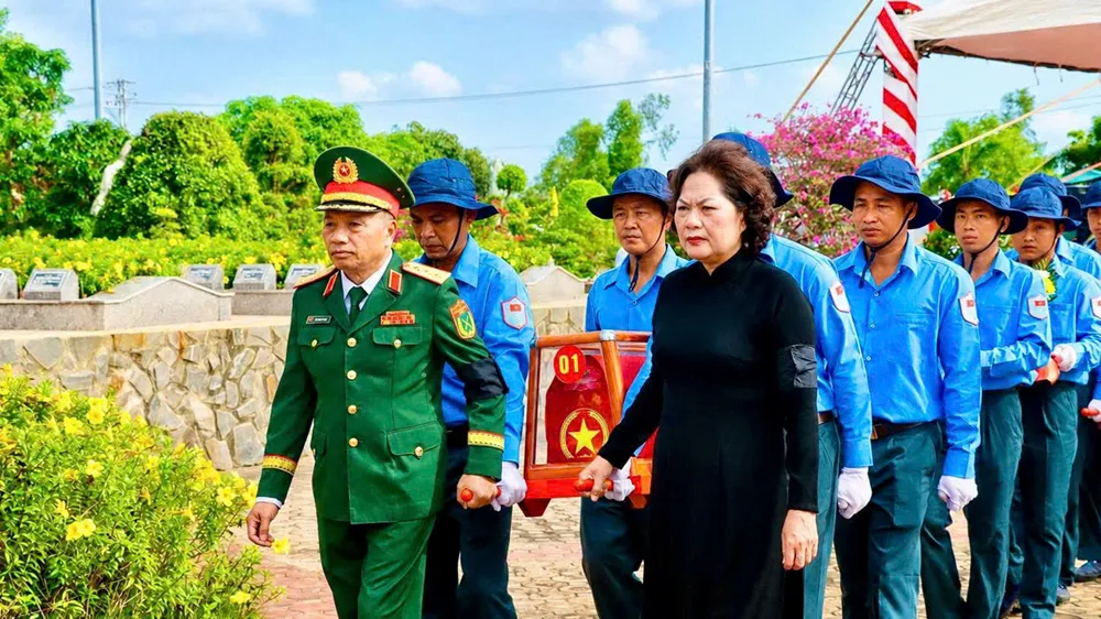 Phó Chủ tịch Quốc hội Nguyễn Thị Hồng dự lễ truy điệu, an táng 68 hài cốt liệt sĩ tại Đồng Tháp