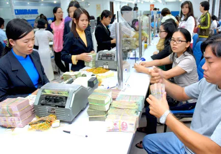 Khách hàng giao dịch tại ngân hàng Eximbank. Ảnh: Cao Thăng