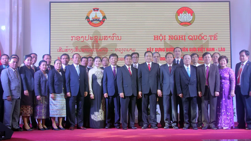 Các đại biểu giao lưu đoàn kết