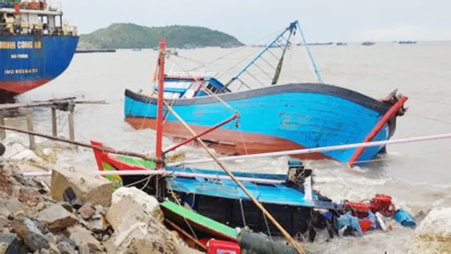 Bão dập Hòn La: Hàng chục tàu tan hoang!