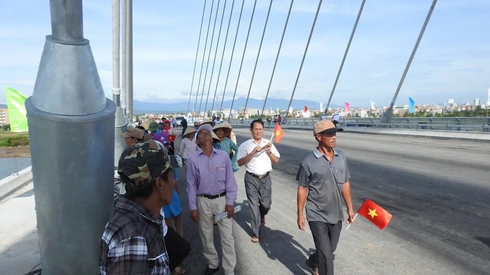 Người dân tham quan cầu Nhật Lệ 2