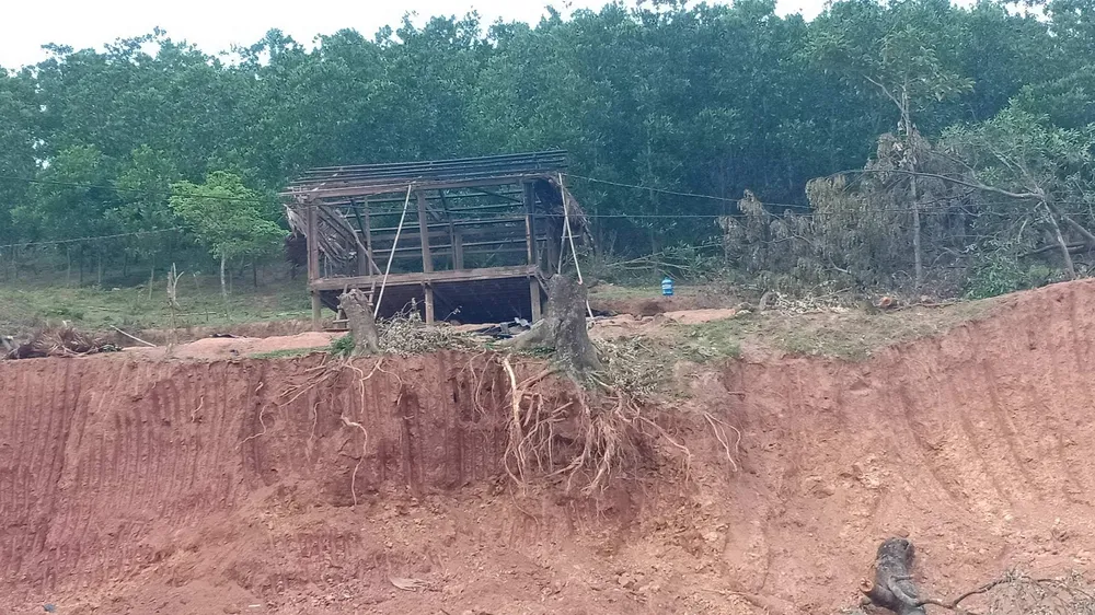 Ngôi nhà sàn của gia đình Hồ Xuân, Hồ Thị Phai bị phá dỡ xã làm ngơ không bảo vệ. Ảnh: MINH PHONG