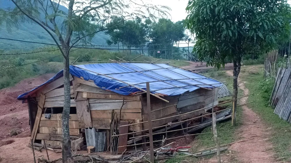 Nhà của dân bị phá, xã làm ngơ, buộc lãnh đạo huyện vào cuộc nhằm giúp vợ chồng gia đình người Khùa là Hồ Xuân cùng vợ và 5 người con thoát cảnh lều lán.
