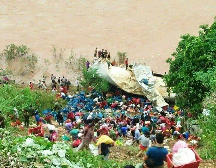 Lãnh đạo xã Hóa Thanh khẳng định người dân xuất hiện là thu gom giúp tài xế chứ không hôi của.