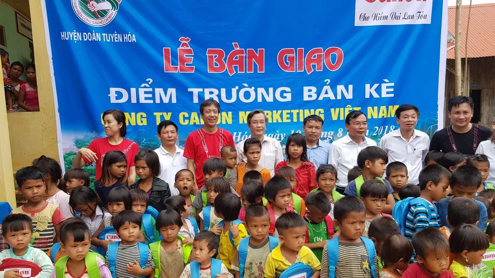 Lễ bàn giao trường bản Kè cho con em đồng bào Mã Liềng của Canon