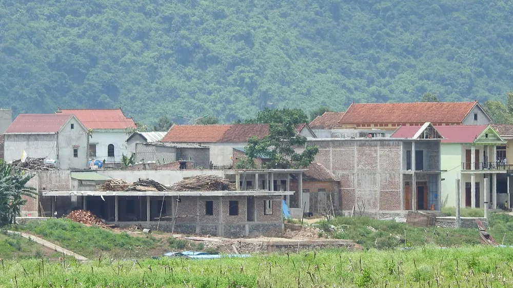 Một số nhà xây lấn sông ở Sơn Trạch