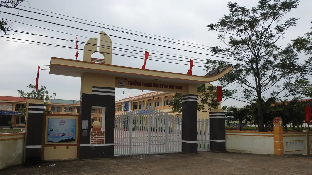 Cơ quan công an huyện Quảng Ninh đã khởi tố vụ án hình sự học sinh bị phạt tát 231 cái tại Trường THCS Duy Ninh đang chạy đua thành tích lên chuẩn Quốc gia mức độ II.