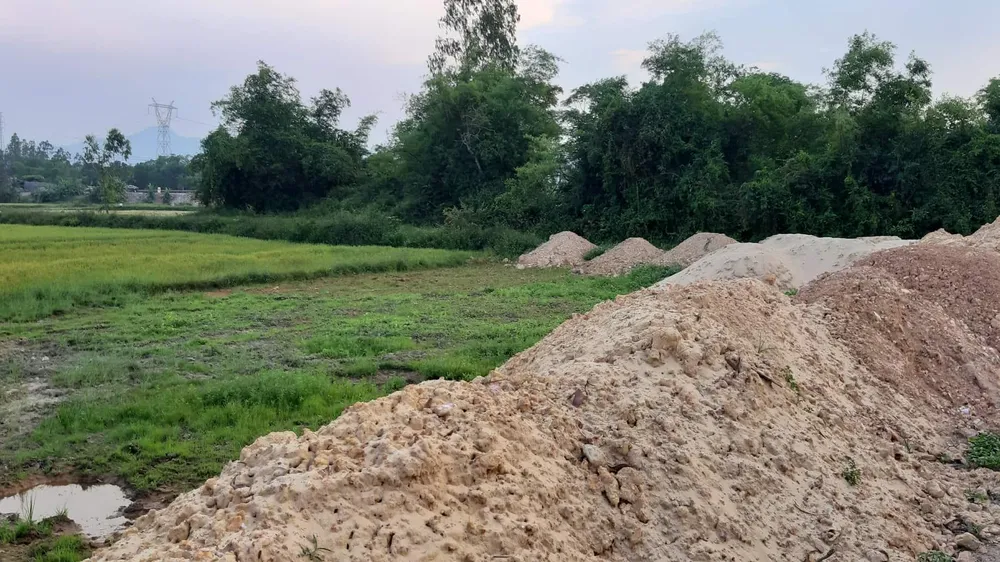 Một phần khác của 20 lô đất đã đổ đất thành đống. Ảnh: MINH PHONG