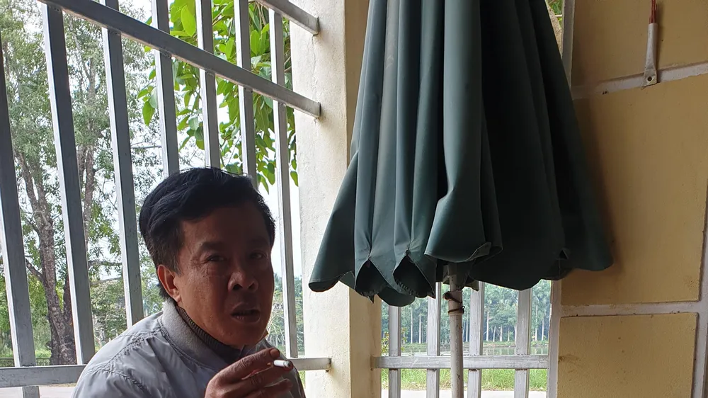 Tại một quán cà phê, ông Tuyển nói về kế hoạch xin việc cho ai có nhu cầu làm an ninh sân bay Đồng Hới