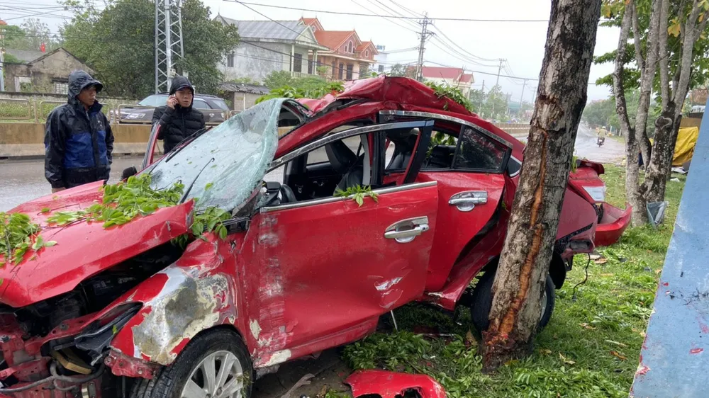  Không bằng lái vẫn lái xe ô tô, tự gây tai nạn 