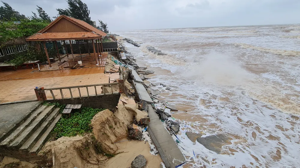 Công trình kè biển vừa xây đã sụp đổ