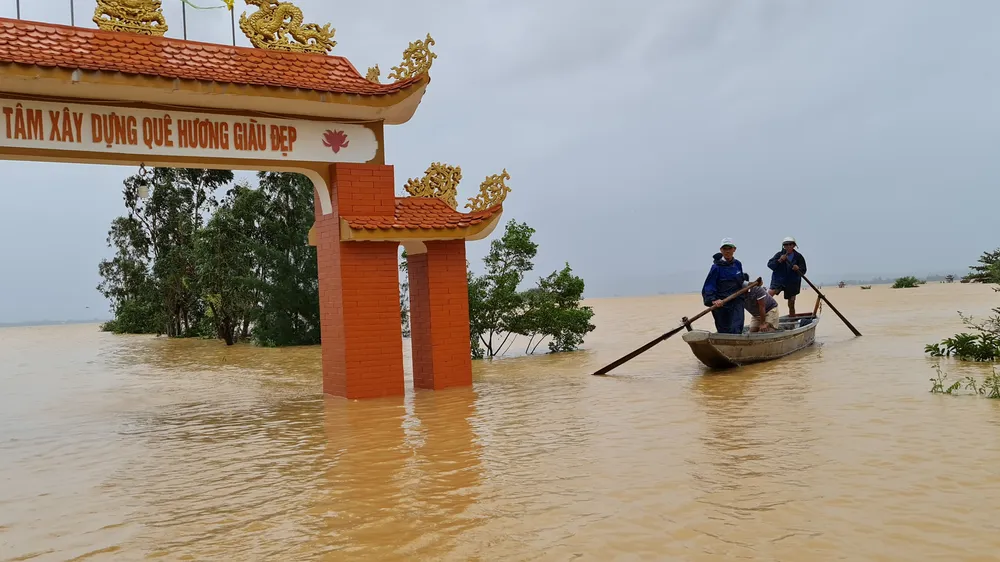 Rốn lũ Tân Ninh ngập nặng
