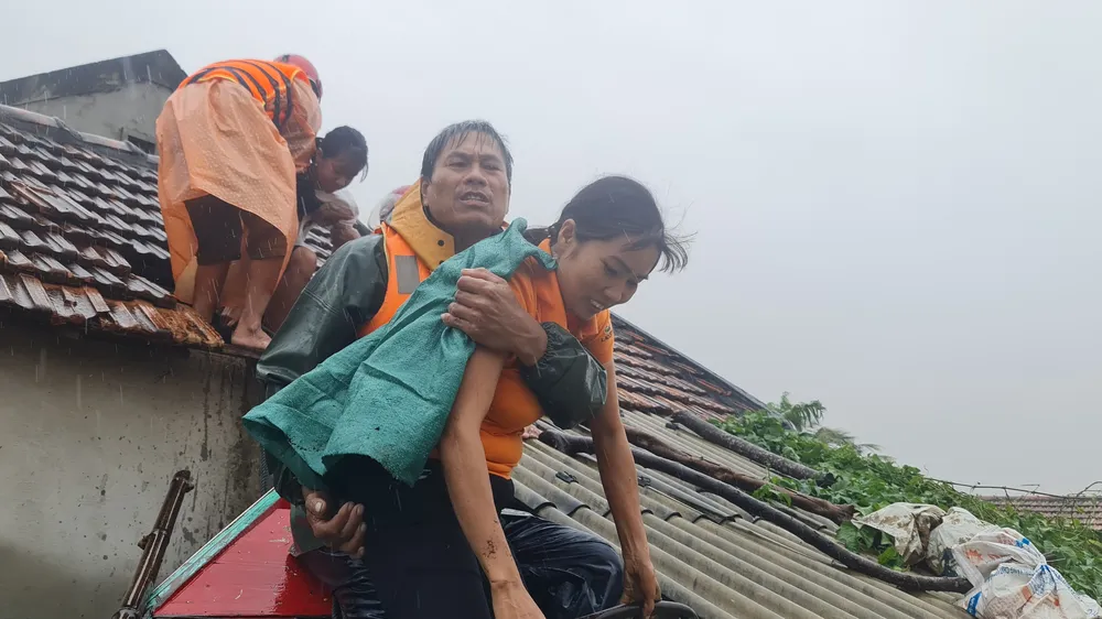 Chị Nguyệt được đoàn ông Chương giải cứu