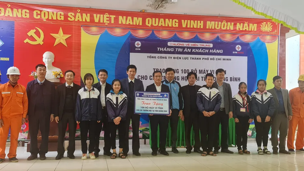 Điện lực TPHCM tổ chức trao tặng 100 máy tính cho 10 trường học vùng lũ Quảng Bình