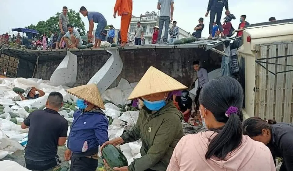 Người dân thu gom, mua hộ dưa cho tài xế gặp nạn
