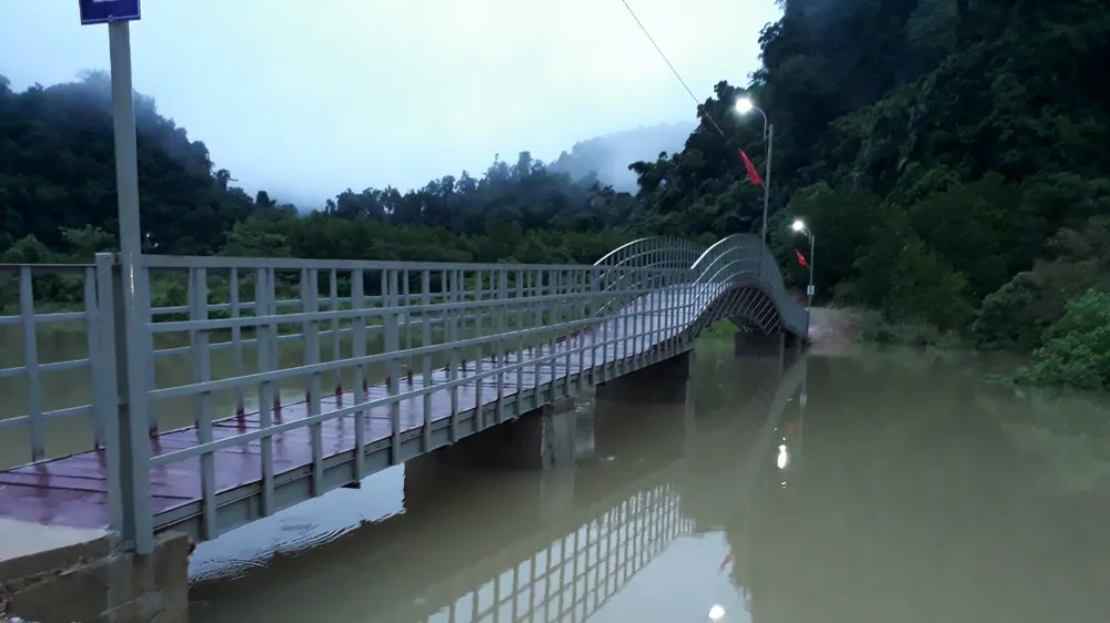 Cầu Pa Nun giúp người Rục thoát lũ ở ngầm Pa Nun