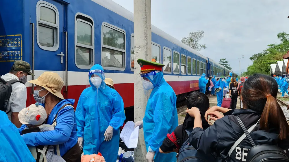 Người dân được hỗ trợ xuống ga Mỹ Đức