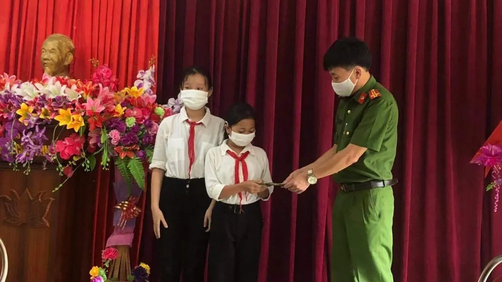 Cẩm My và Trà My nộp 7 triệu cho công an xã Thượng Hóa