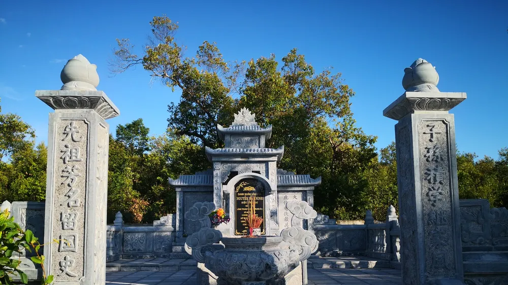 Mộ của danh sĩ Nguyễn Hàm Ninh ở thôn Vân Tiền, xã Quảng Lưu, huyện Quảng Trạch, tỉnh Quảng Bình