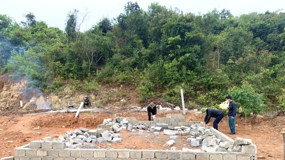 Người dân xã Quảng Lưu, huyện Quảng Trạch, Quảng Bình tháo dỡ công trình trái phép chờ đền bù