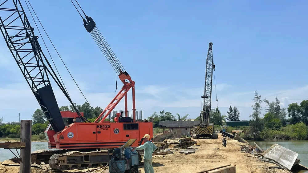 Sông Dinh bị chặn dòng xây cầu nhưng không có đánh giá tác động môi trường ảnh hưởng dòng chảy, thủy văn, ảnh hưởng các loài thủy sản liên quan
