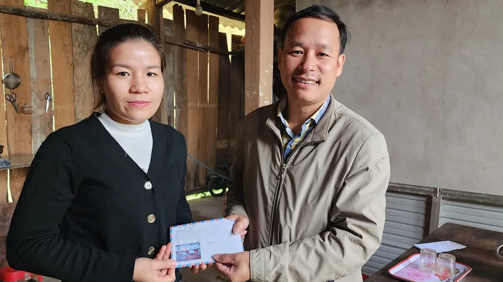 Ông Trương Quang Tấn, Phó Chủ tịch UBND xã Lâm Hóa (huyện Tuyên Hóa, tỉnh Quảng Bình) trao thêm 6,5 triệu đồng tiền bạn đọc Báo SGGP đến bà Hoàng Thị Hoa, vợ bác sĩ Trường