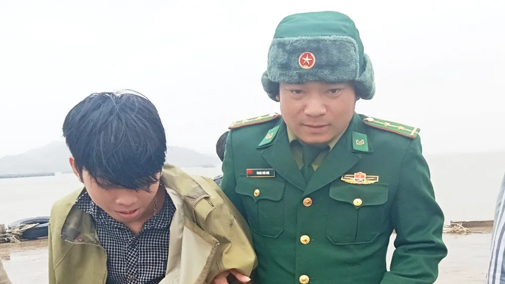 Một trong 8 thuyền viên được đưa vào bờ