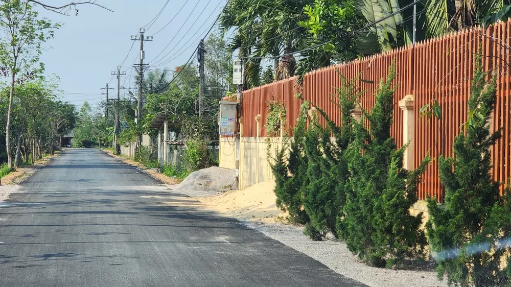 Công trình quật đường bê tông lên để thảm nhựa trong khi thôn Thu Thừ còn thiếu 900m đường bê tông. Đây là công trình không lấy ý kiến người dân, không cho trưởng thôn, phó thôn biết.
