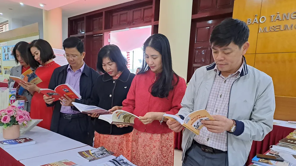 Triển lãm trưng bày hơn 160 ảnh tư liệu, gần 400 đầu sách, giới thiệu về cuộc đời và sự nghiệp của Trung tướng Đồng Sỹ Nguyên