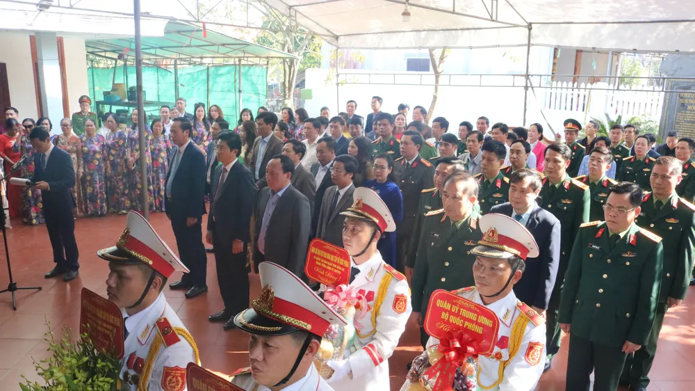 Quang cảnh buổi lễ dâng hương nhân 100 năm ngày sinh Trung tướng Đồng Sỹ Nguyên