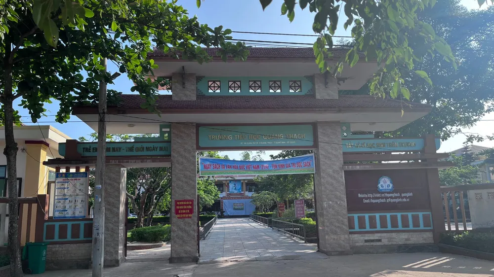 Trường Tiểu học Quảng Thạch, nơi cả Hiệu trưởng và Phó Hiệu trưởng bị kỷ luật cảnh cáo về mặt Đảng và Chính quyền
