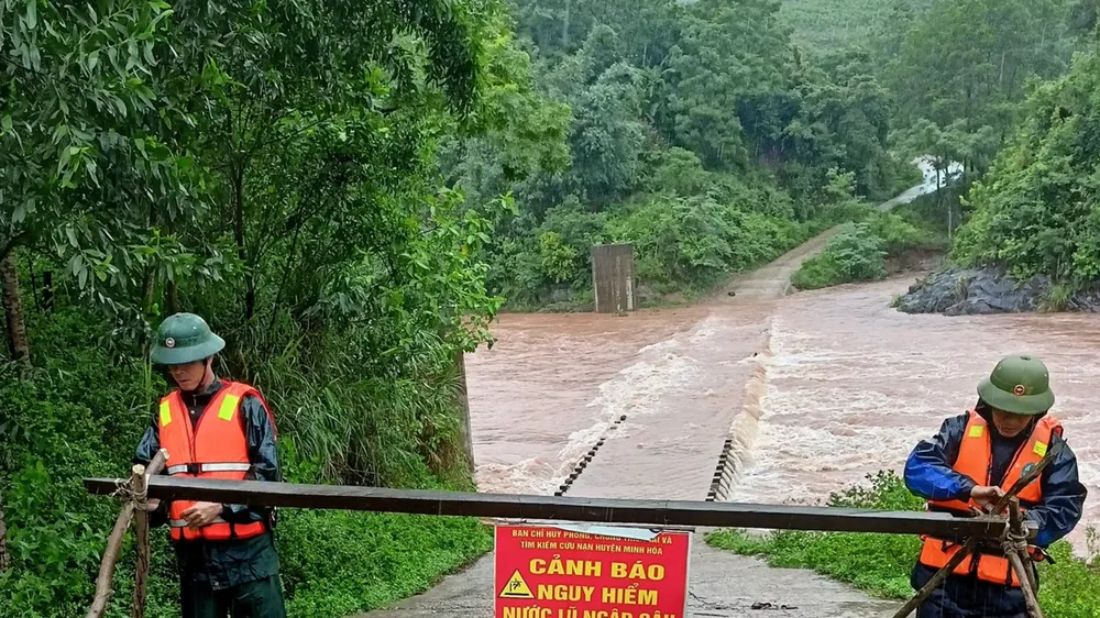 Quảng Bình: Nhiều bản làng ở biên giới bị chia cắt do mưa lũ 