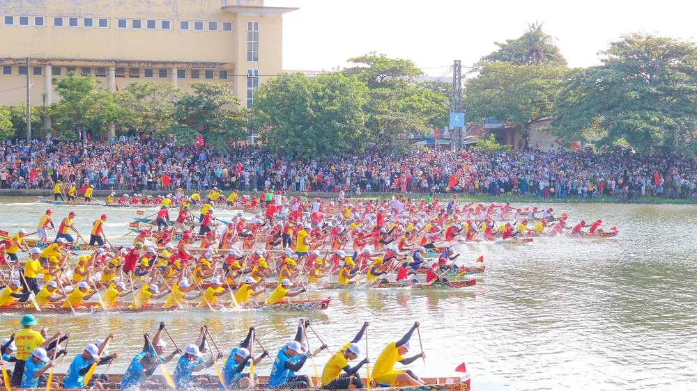 Quảng Bình: Rộn ràng đua thuyền mừng Tết Độc lập trên quê hương Đại tướng Võ Nguyên Giáp