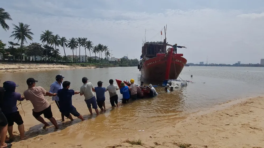 Quảng Bình: Bất chấp lệnh cấm biển, 2 ngư dân ra khơi bị chìm thuyền 