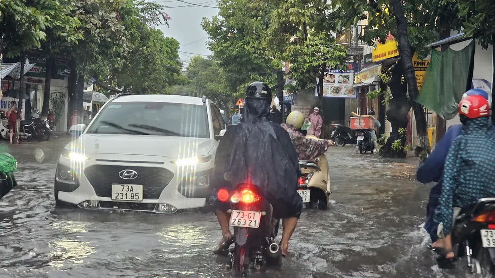 Quảng Bình: Mưa lớn khiến nhiều tuyến đường bị ngập sâu