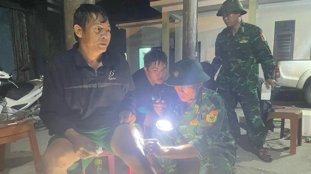 Quảng Bình: Cứu 4 ngư dân bị chìm tàu