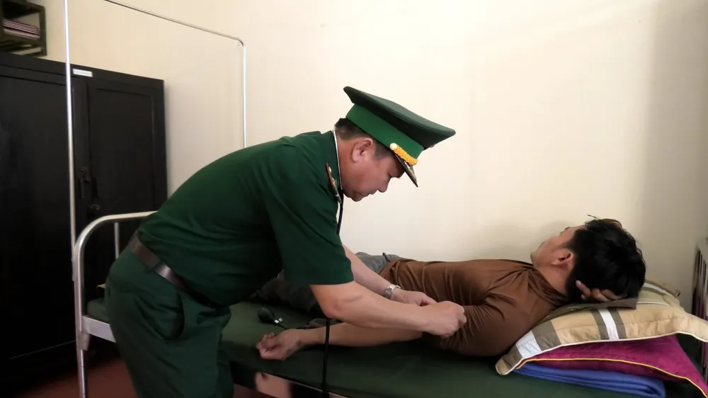 Quảng Bình: Cứu sống 4 ngư dân bị chìm tàu ngoài khơi quần đảo Hoàng Sa