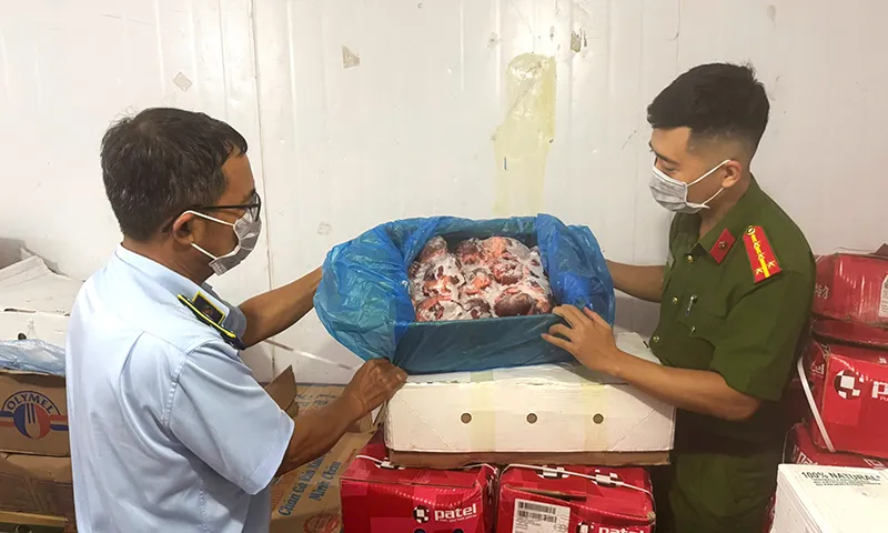 Quảng Bình: Phát hiện gần 4 tấn thực phẩm đông lạnh nhập lậu