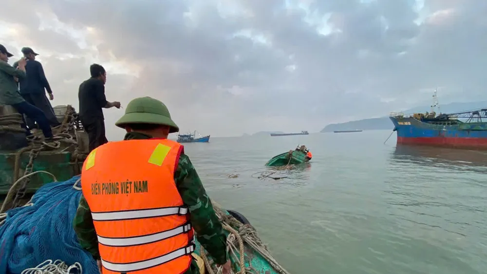 Tàu cá chìm gần đảo Hòn La, 4 ngư dân được cứu sống