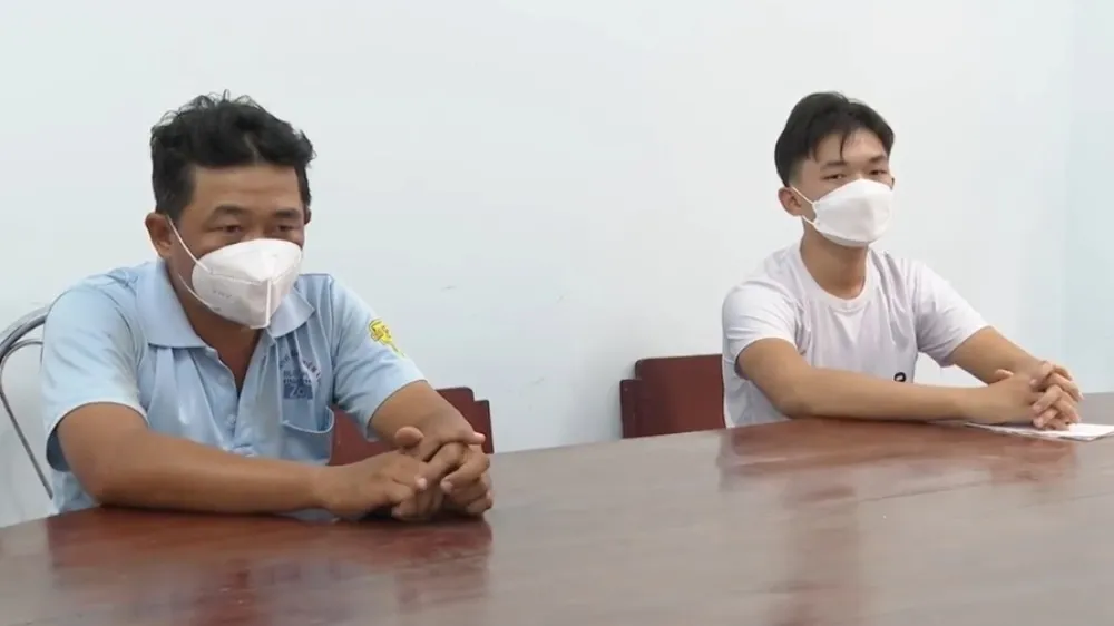 Mua giấy phép lái xe giả cho con trai sử dụng, cả hai cha con bị khởi tố