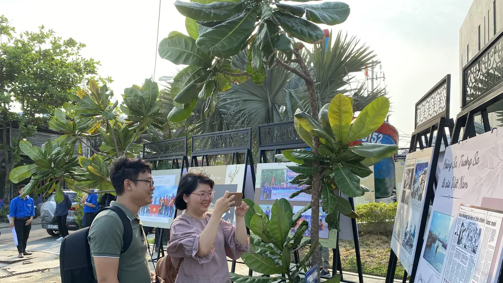 Triển lãm "Đà Nẵng nhìn từ biển qua Di sản tư liệu thế giới Châu bản triều Nguyễn"