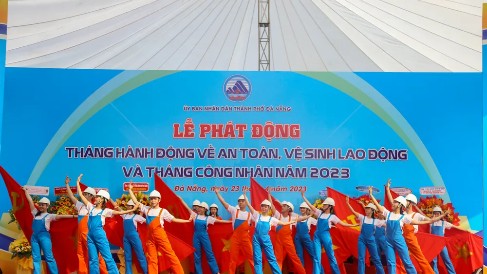 Toàn cảnh lễ phát động Tháng hành động về an toàn, vệ sinh lao động và Tháng công nhân năm 2023. Ảnh: PHẠM NGA